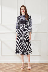 Kleid mit markantem Pferdekopf-Print, Streifen und Kontrastdetails, hoher Taille, Trompetenärmeln und Schlitz
