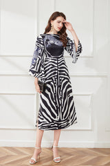 Kleid mit markantem Pferdekopf-Print, Streifen und Kontrastdetails, hoher Taille, Trompetenärmeln und Schlitz