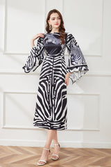 Kleid mit markantem Pferdekopf-Print, Streifen und Kontrastdetails, hoher Taille, Trompetenärmeln und Schlitz