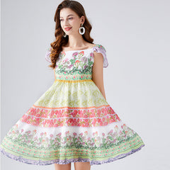 Kontrastreiches, farbenfrohes Chiffonkleid mit Blumenmuster, hoher Taille, rückenfreiem A-Linien-Schnitt