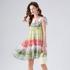 Kontrastreiches, farbenfrohes Chiffonkleid mit Blumenmuster, hoher Taille, rückenfreiem A-Linien-Schnitt