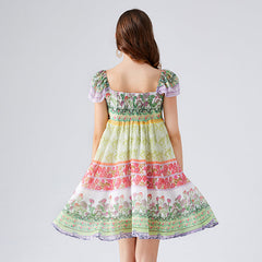 Kontrastreiches, farbenfrohes Chiffonkleid mit Blumenmuster, hoher Taille, rückenfreiem A-Linien-Schnitt