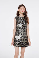 Vestido sin mangas de jacquard con flores y cuentas bordadas a mano. Vestido entallado que combina con todo.