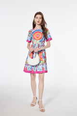 Vestido estampado de cuello redondo y vuelo amplio, corte entallado, cintura alta, manga corta