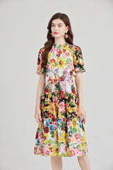 Vestido ajustado de manga corta con cuello alto, cintura alta y cordón de goma con estampado de hojas de loto en contraste