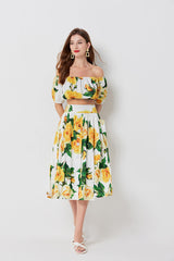 Traje de dos piezas con escote tubo corto sin tirantes y cintura alta con hebilla de clavo