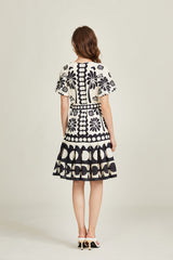 Elegantes A-Linien-Kleid mit Rundhalsausschnitt, kurzen Ärmeln und Gürtel