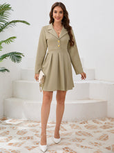 Vestido profesional de cuello cruzado corto plisado