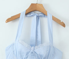 Vestido azul halter con cintura ajustada, espalda descubierta y dulce enagua
