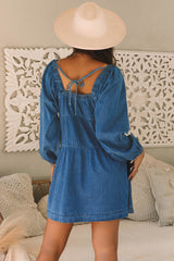 Vestido mini de mezclilla holgado con bolsillos laterales y escote cuadrado en azul crepúsculo