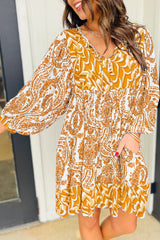 Vestido corto acampanado con cuello en V, mangas abullonadas y estampado bohemio naranja
