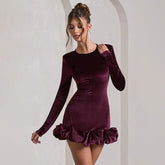 Elegantes Samt-Kleid mit Rundhalsausschnitt, dreidimensional plissiertem Saum und langen Ärmeln
