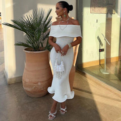 Vestido ajustado con escote de tubo y orejas de madera en color liso