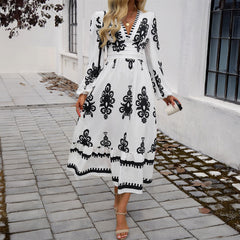 Elegantes bedrucktes A-Linien-Kleid mit V-Ausschnitt