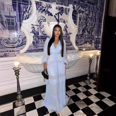Elegantes Kleid mit langen Ärmeln und V-Ausschnitt