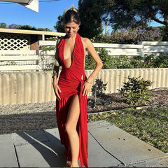 Elegante vestido plisado con escote en V profundo, espalda descubierta y abertura alta