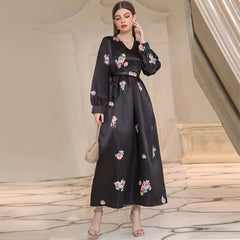 Elegantes Kleid mit hohem Bund und Gürtel