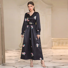 Elegantes Kleid mit hohem Bund und Gürtel