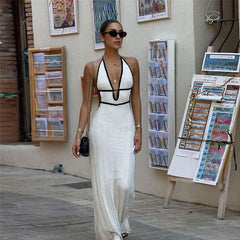 Farbkontrastierendes, rückenfreies Strickkleid mit V-Ausschnitt, Neckholder und Schnürung