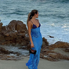 Vestido con escote en V, espalda descubierta y tirantes finos con estampado de colores en contraste