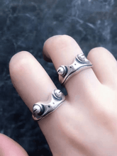 Vintage frog design cuff ring