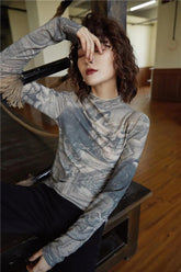 Figurbetontes Top mit hohem Halsausschnitt im Barockstil