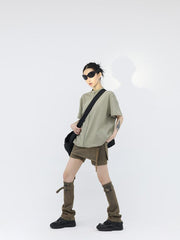 Minifalda vaquera con detalle de cinturón y calentadores de piernas