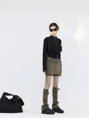 Minifalda vaquera con detalle de cinturón y calentadores de piernas