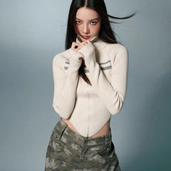 Cárdigan corto de cuello alto con cinturón en la espalda