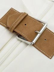 Minikleid mit tiefem Ausschnitt und Gürtel