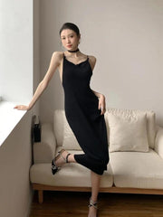 Schwarzes Midikleid mit Schmetterlingsrücken