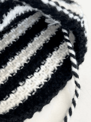 Gestreifte Strickmütze mit Horndetail