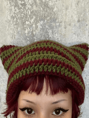 Gestreifte Strickmütze mit handgefertigtem Horndetail