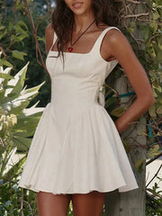 Rückenfreies Minikleid mit Schleife an der Taille