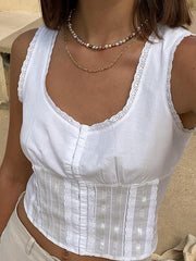 Kurzes Tanktop mit Spitzenbesatz und Stickerei