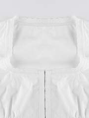 Kurzes Tanktop mit Spitzenbesatz und Stickerei