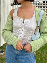 Kurzes Tanktop mit Spitzenbesatz und Stickerei