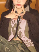 Strickjacke mit abstraktem Vintage-Print und kontrastfarbenen Patches