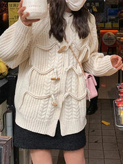 Cárdigan con hebilla de cuerno y diseño retorcido vintage