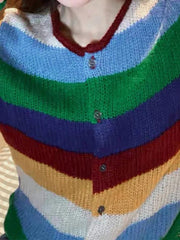 Strickjacke mit Regenbogenstreifen in Kontrastfarbe