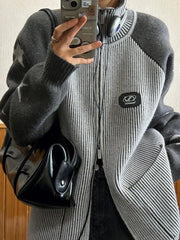 Lockere Strickjacke mit hohem Kragen und Sternmuster