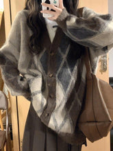 Cárdigan con botones de rombos y cuello en V en la parte delantera