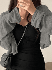 Kurze Strickjacke mit V-Ausschnitt und Knopfleiste