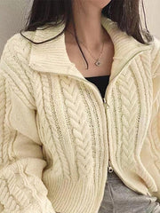 Kurze Strickjacke mit verdrehtem Doppelreißverschluss