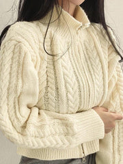 Kurze Strickjacke mit verdrehtem Doppelreißverschluss