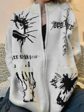 Strickjacke mit großen Taschen und unterschiedlichem Aufdruck