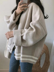 Gestreifte Strickjacke mit Knopfleiste