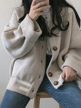 Gestreifte Strickjacke mit Knopfleiste