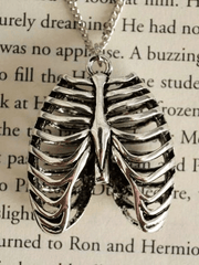 Collar con colgante de esqueleto vintage