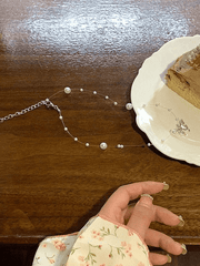 Halskette aus Kunstperlen mit Schmetterlingsanhänger